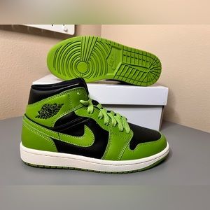 Nike Air Jordan 1 Mid Grinch Christmas 2026 Sneakers